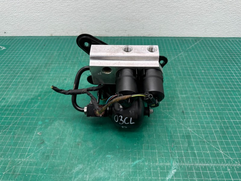 00-06 Mercedes-Benz CL500 C215 - REAR HYDRAULIC VALVE BLOCK SUSPENSION PUMP OEM