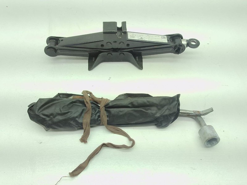 06-15 Mazda Mx-5 Miata NC Jack and Tool Kit Assembly