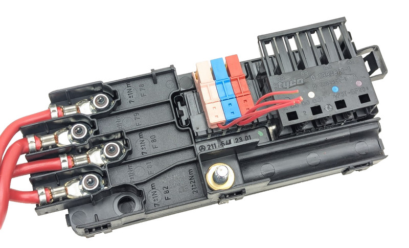 Mercedes W211 E320 E350 E500 Rear Trunk Fuse Relay Box Control Module OEM