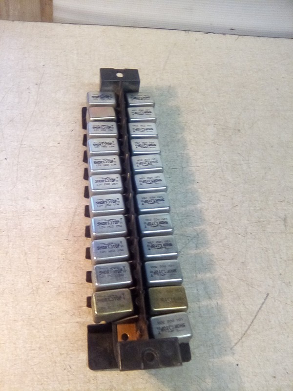 Freightliner FLD Relay Strip Of 23 Short Stop Relays W/ A06-14672-A Fuse Cover