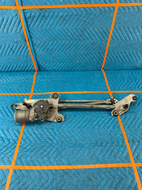 05-10 TOYOTA AVALON XL FRONT WINDSHIELD WIPER MOTOR WITH LINKAGE OEM
