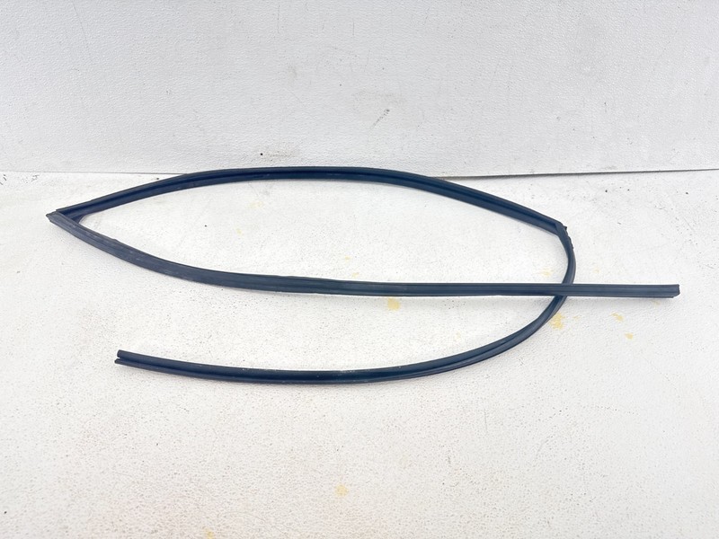2019-2023 SUBARU FORESTER FRONT RIGHT DOOR WINDOW GLASS RUN CHANNEL SEAL OEM