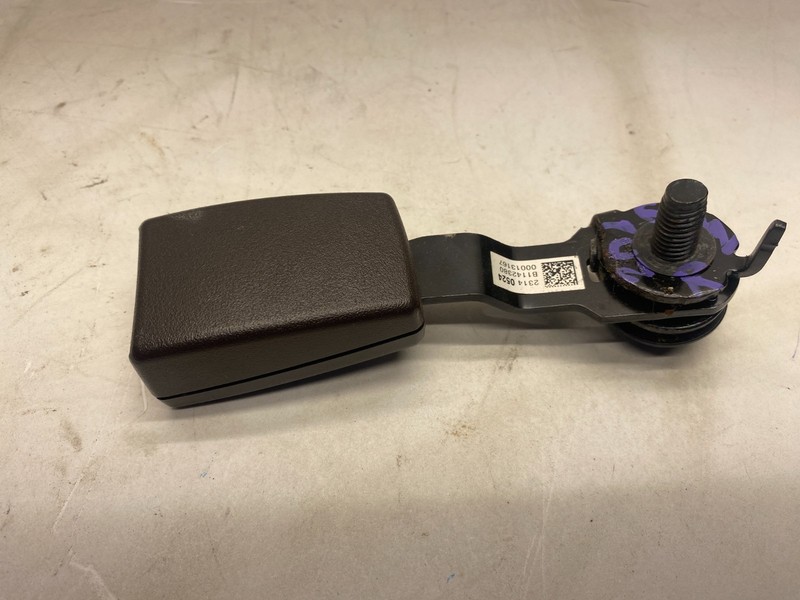 2013-2017 BUICK ENCLAVE RIGHT REAR 2ND ROW SEATBELT BUCKLE LATCH RECEIVER BROWN