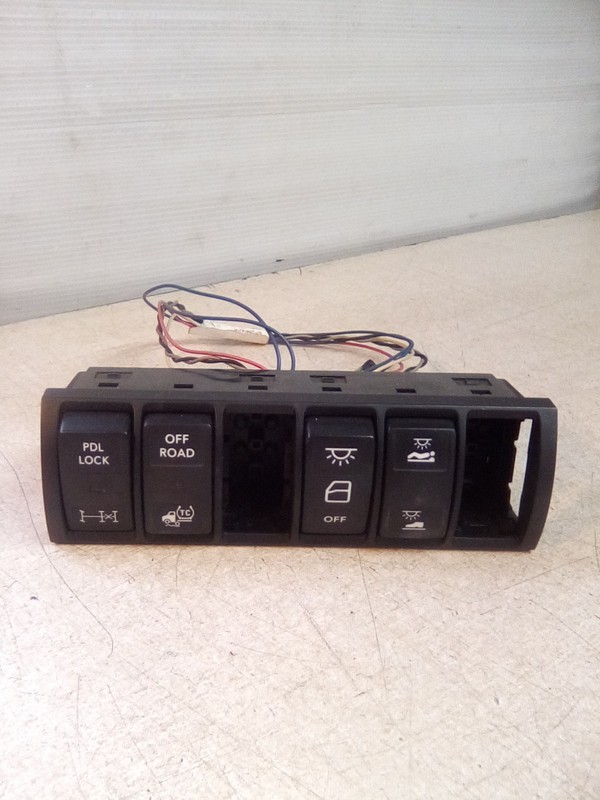 International LT 4057689C1 Multiplexed Housing Switch "MISSING A CLIP"