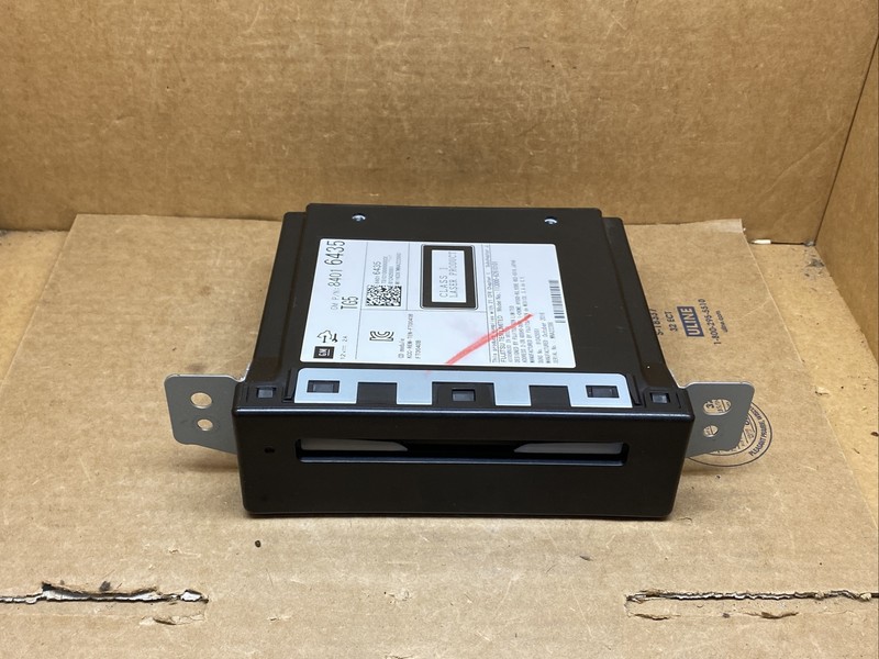 15-19 GM Silverado Sierra OEM Disc CD Player Disc Reader Radio 84016435