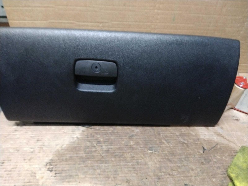 2008 GMC Yukon Glove Box Door White OEM Minor Scratches 1564700 NJ25-22216