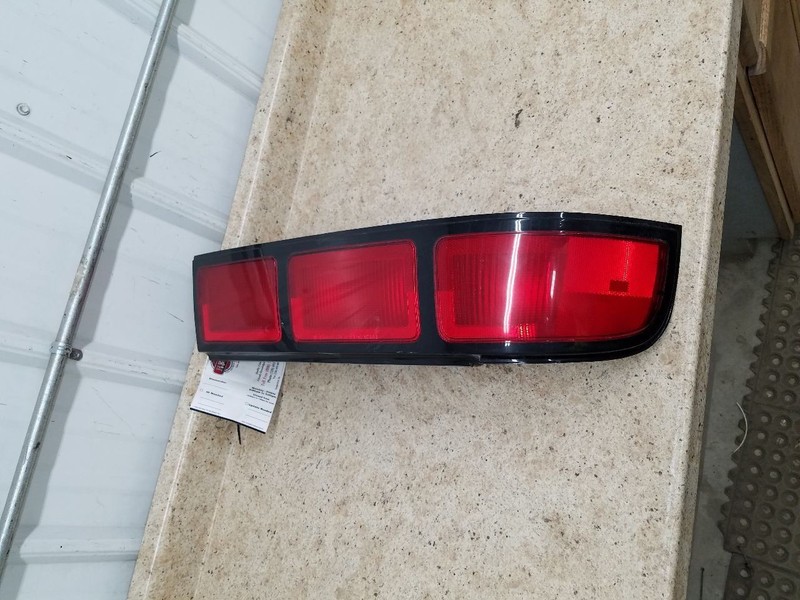 Driver Tail Light Red Center Trim Sedan Sides Fits 92-94 LUMINA CAR 308748