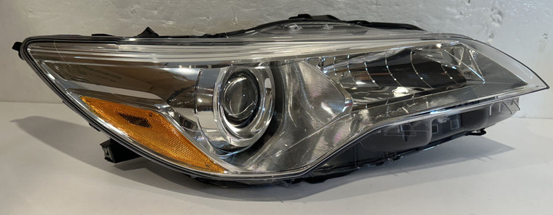 2015-17 TOYOTA CAMRY RH (PASSENGER SIDE) HEADLAMO ASSY. OEM