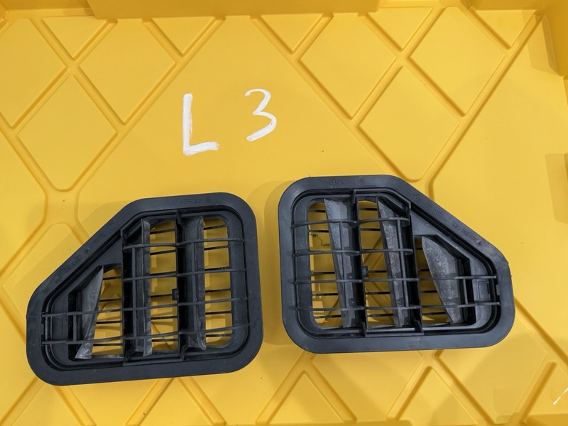 2011 Volkswagen Tiguan 5N Air Vent Trim Panel Set Ventilation Grille 5M0819466A