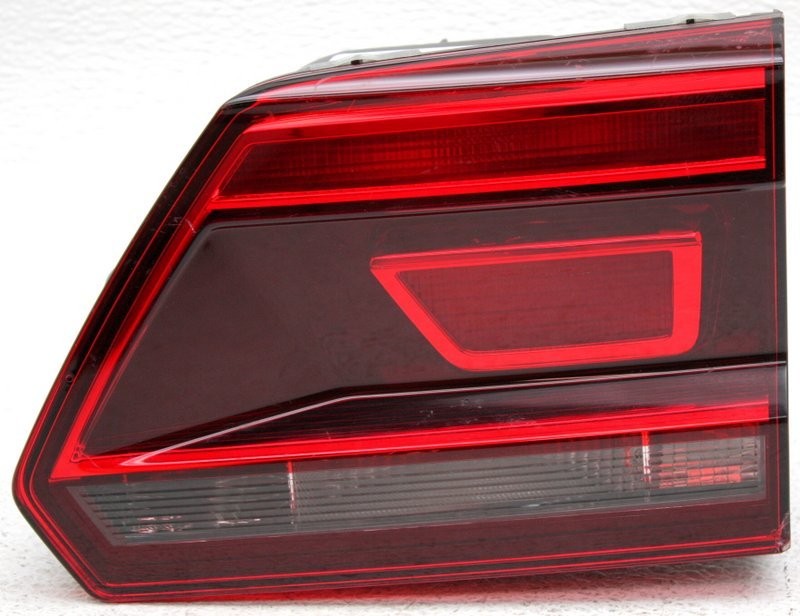 OEM Volkswagen Atlas Right Passenger Side Halogen Tail Lamp Lens Chip