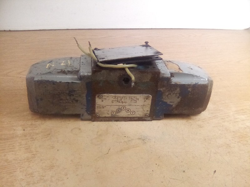 Vickers 400872-DG4S4-012A Solenoid Valve