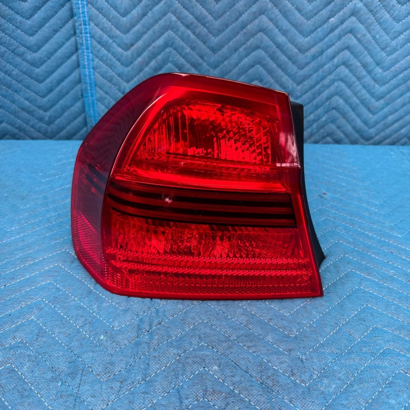 2006–2008 BMW 325i E90 Left Rear Tail Light OEM 276301 / 7161955