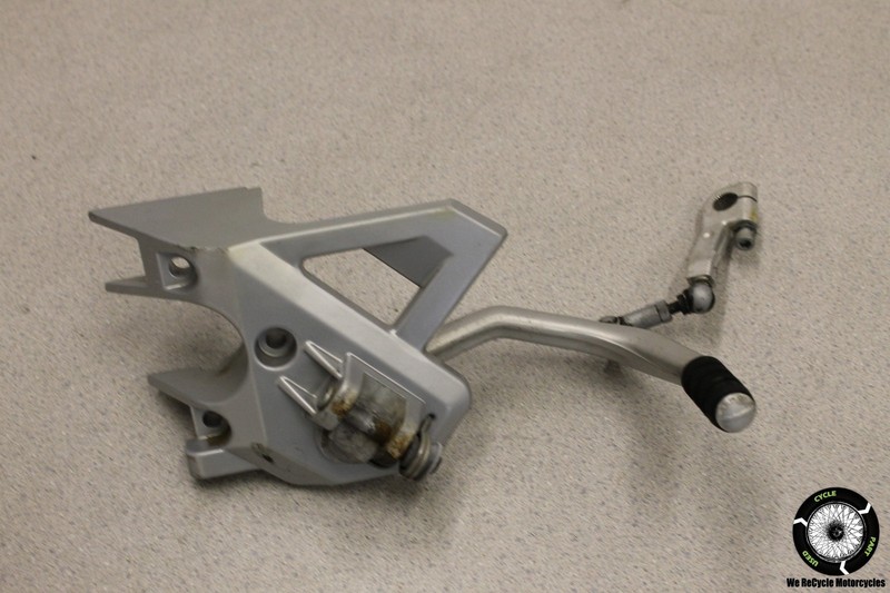1998 BMW R 1100 FRONT DRIVER PEG MOUNT BRACKET W/SHIFTER PEDAL 1100R R1100R 98