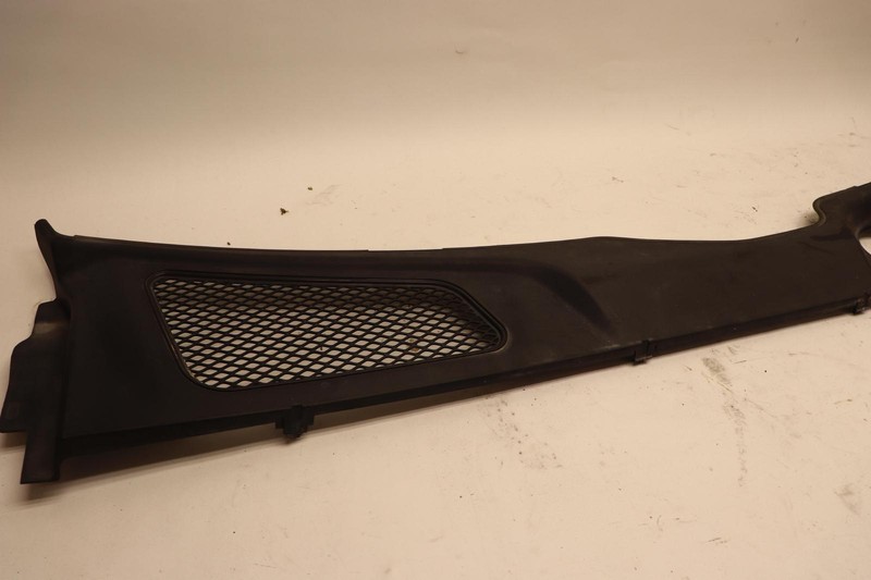 2015-2018 PORSCHE MACAN FRONT WINDSHIELD WIPER COWL GRILL VENT PANEL COVER OEM