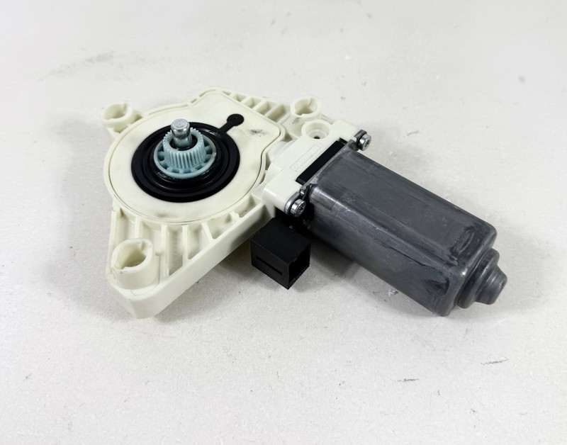 2015–2017 Volkswagen Golf Front Right Door Window Regulator Motor OEM