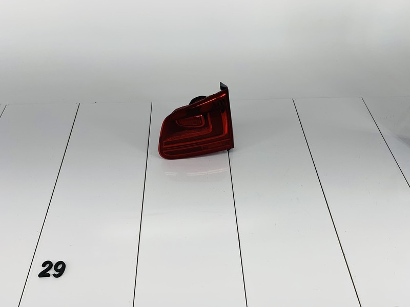 17-18 VOLKSWAGEN TIGUAN LIMITED REAR RIGHT SIDE INNER TAIL LIGHT BRAKE LAMP OEM
