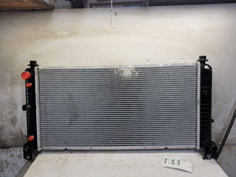 Radiator Fits 04-13 SUBURBAN 2500 1641540
