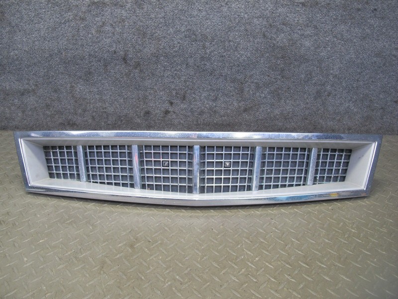 2009-2014 CADILLAC ESCALADE FRONT BUMPER CENTER LOWER GRILLE 15907624