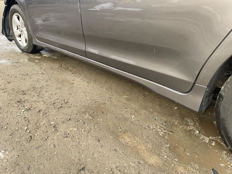 2011-20 TOYOTA SIENNA LEFT ROCKER MOULDING GRAY PC:1H1 3.5L AT FWD 61K LE 64238