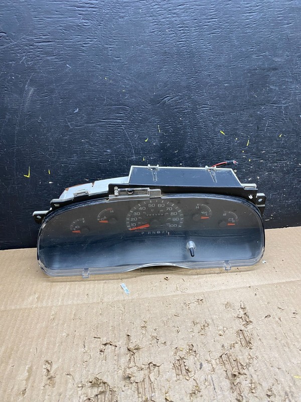2001 - 2002 Ford Econoline E250 E350 Van Speedometer Instrument Cluster V7360 DG