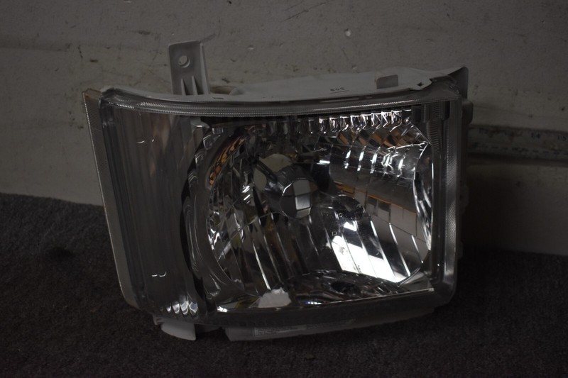 ISUZU HEADLIGHT RIGHT SIDE FACTORY OEM