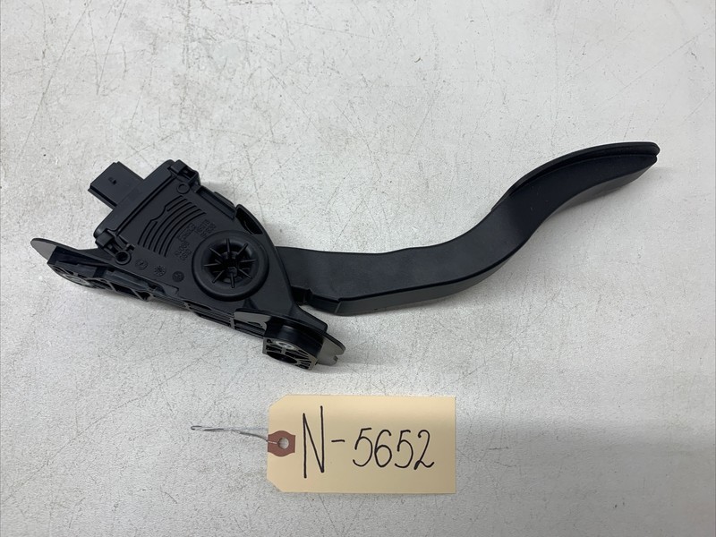 2016 TESLA X ACCELERATOR PEDAL 933378-00 5652 B111