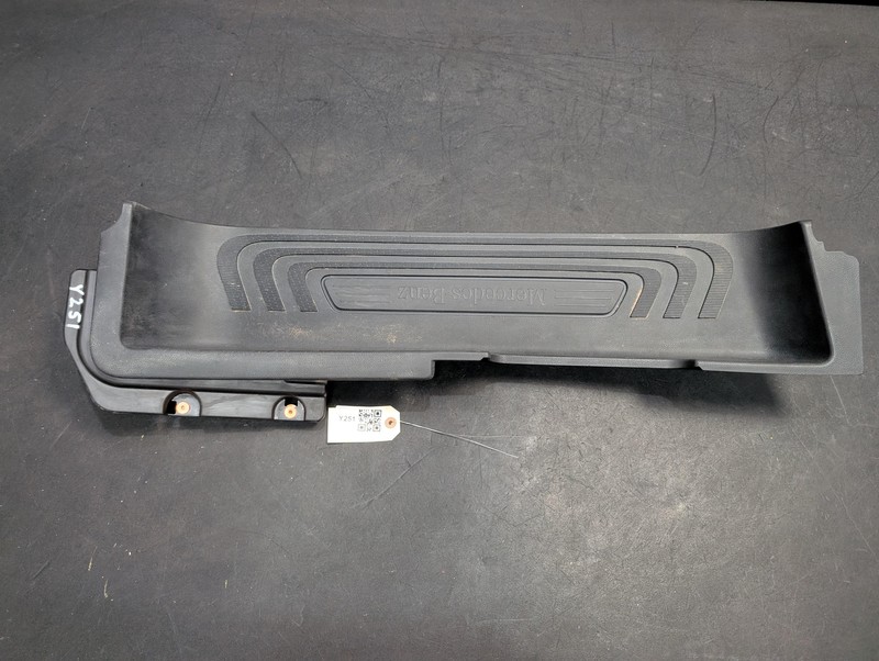 Front Right Door Sill Plate 2017 Mercedes Metris 4476801606 2016 2018 - 2023
