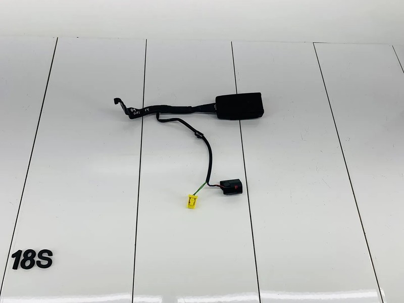 06-14 VOLKSWAGEN GTI FRONT RIGHT PASSENGER SIDE SEAT BELT TENSIONER BUCKLE OEM