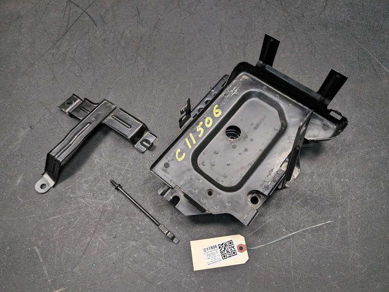 2PC Battery Tray w/ Hold Down Bracket 2019 Chevrolet Equinox 84401323 2018