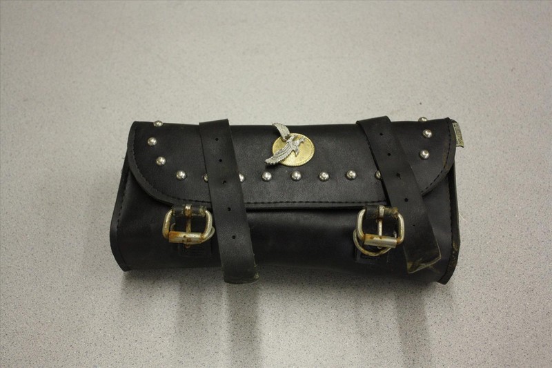 04 SUZUKI VL 800 INTRUDER VOLUSIA SIDE LEATHER SADDLE BAG STORAGE HOLDER VL800