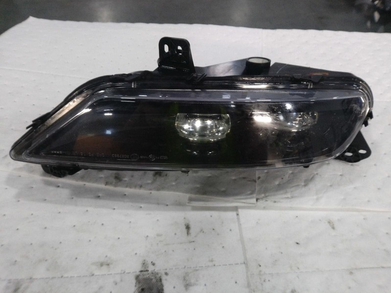 2015 Chrysler 300 Right Fog Light Assembly Grey OEM 146823 Used 105K Miles
