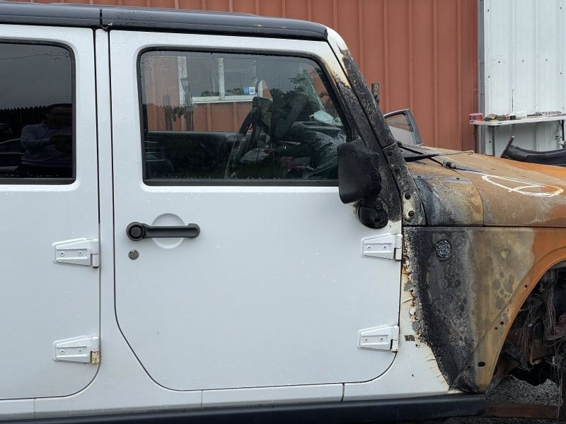 2011-2018 Jeep Wrangler Right Passenger Side Front Door Burned Top Usable White