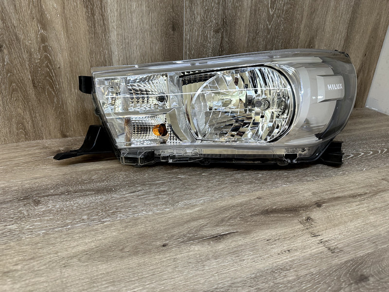 2015-18 TOYOTA HILUX LH HEADLIGHT ASSY OEM