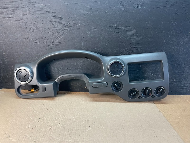 2003 - 2006 Ford Expedition Dashboard Speedometer Radio Bezel Air Vent AE3339 DG