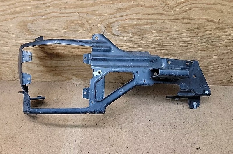 2016 17 2018 Chevrolet Silverado 1500 Front Bumper Right Side Inner Bracket OEM