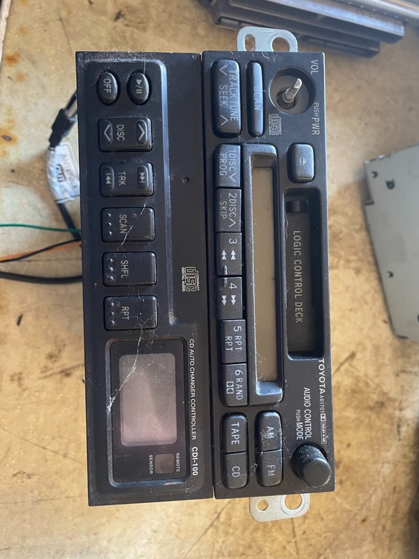 98-00 TOYOTA CAMRY AVALON SIENNA TAPE PLAYER RADIO STEREO W/ CD CHANGER CONTROL