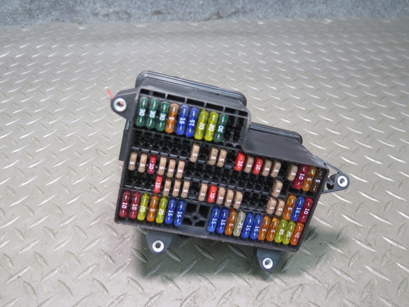 2006-2012 BENTLEY FLYING SPUR UNDER DASH FUSE BOX RELAY JUNCTION MODULE UNIT
