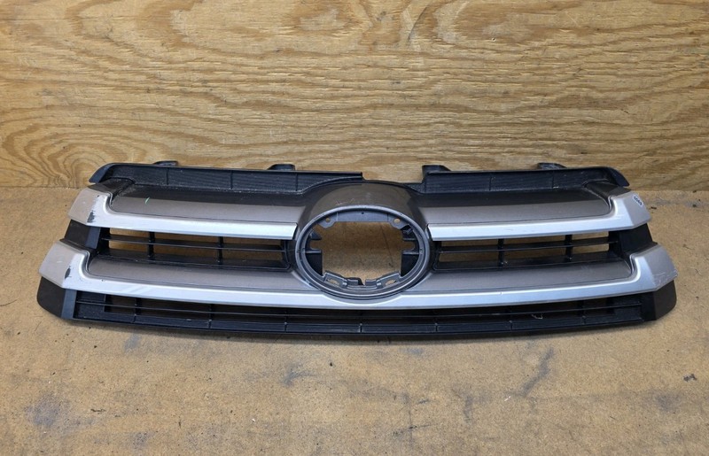 2017 2018 2019 Toyota Highlander LE XLE Front Bumper Upper Grille OEM