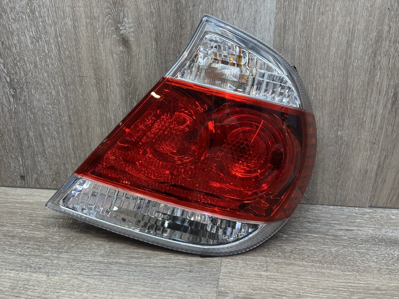 2005-2006 TOYOTA CAMRY RH TAIL LIGHT ASSY OEM