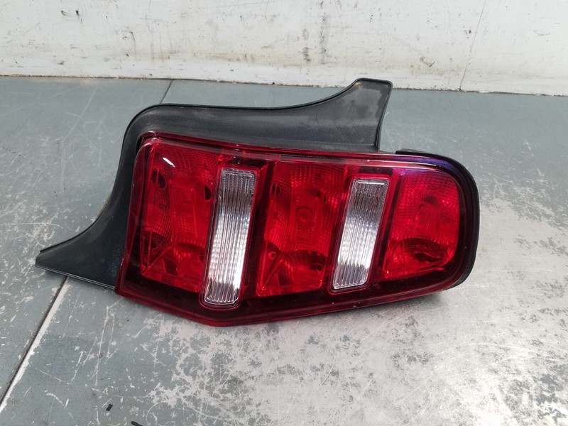 2011 Ford Mustang Shelby GT500 Right Passenger Tail Light #0887 Q6