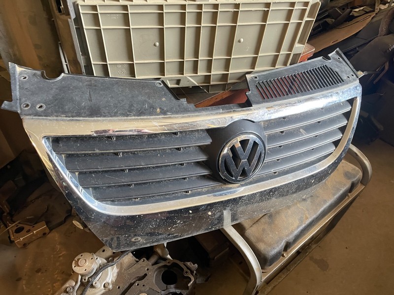 06-10 PASSAT OEM UPPER CHROME GRILL ASSEMBLY - GRILLE