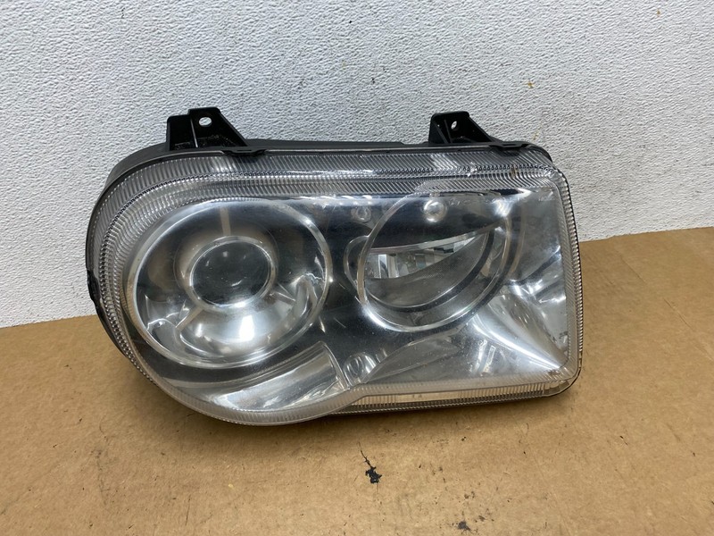 2005 to 2010 Chrysler 300C Right Passenger RH Side Xenon Headlight AE3245 DW