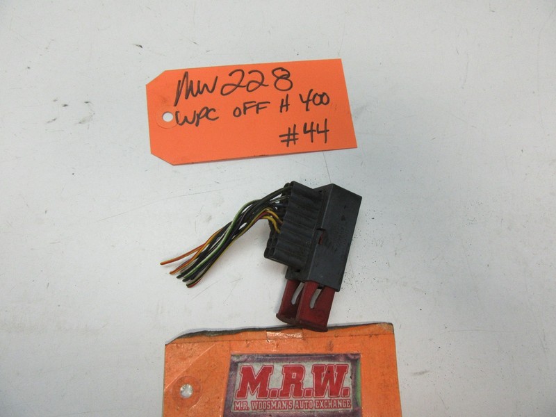 SAAB 900 WIRE PLUG CONNECTOR HARNESS OFF AUTOMATIC TRANSMISSION SENDER SENSOR