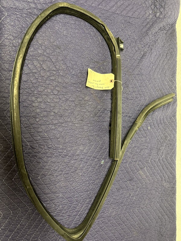 01-07 ESCAPE MARINER | FRONT PASSENGER DOOR WINDOW FRAME WEATHER STRIPPING