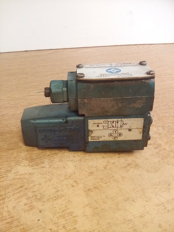 Sperry Vickers DG4V 3 2A W B 12 Pilot Directional Valve