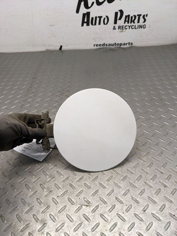 99-07 SILVERADO SIERRA TAHOE YUKON GAS TANK FUEL DOOR WHITE1180195