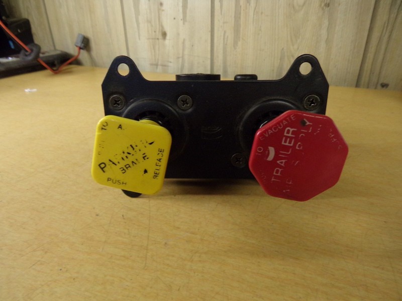 International 3592131C91 Bendix 5013475 Trailer Brake Valve*FREE SHIPPING*