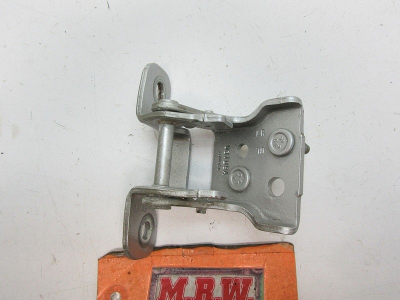 RIGHT REAR DOOR HINGE PASSENGER SIDE LOWER BOTTOM FRAME SUPPORT BRACKET RR R