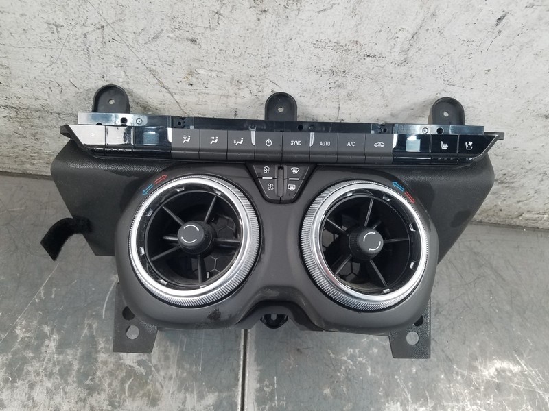 2018 Camaro ZL1 HVAC / Seat Controls / Center Vents #6846 J2