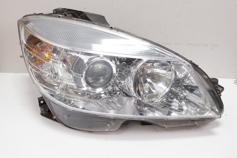 MERCEDES C-Class Right RH Headlight Headlamp Halogen OEM 2008 - 2011